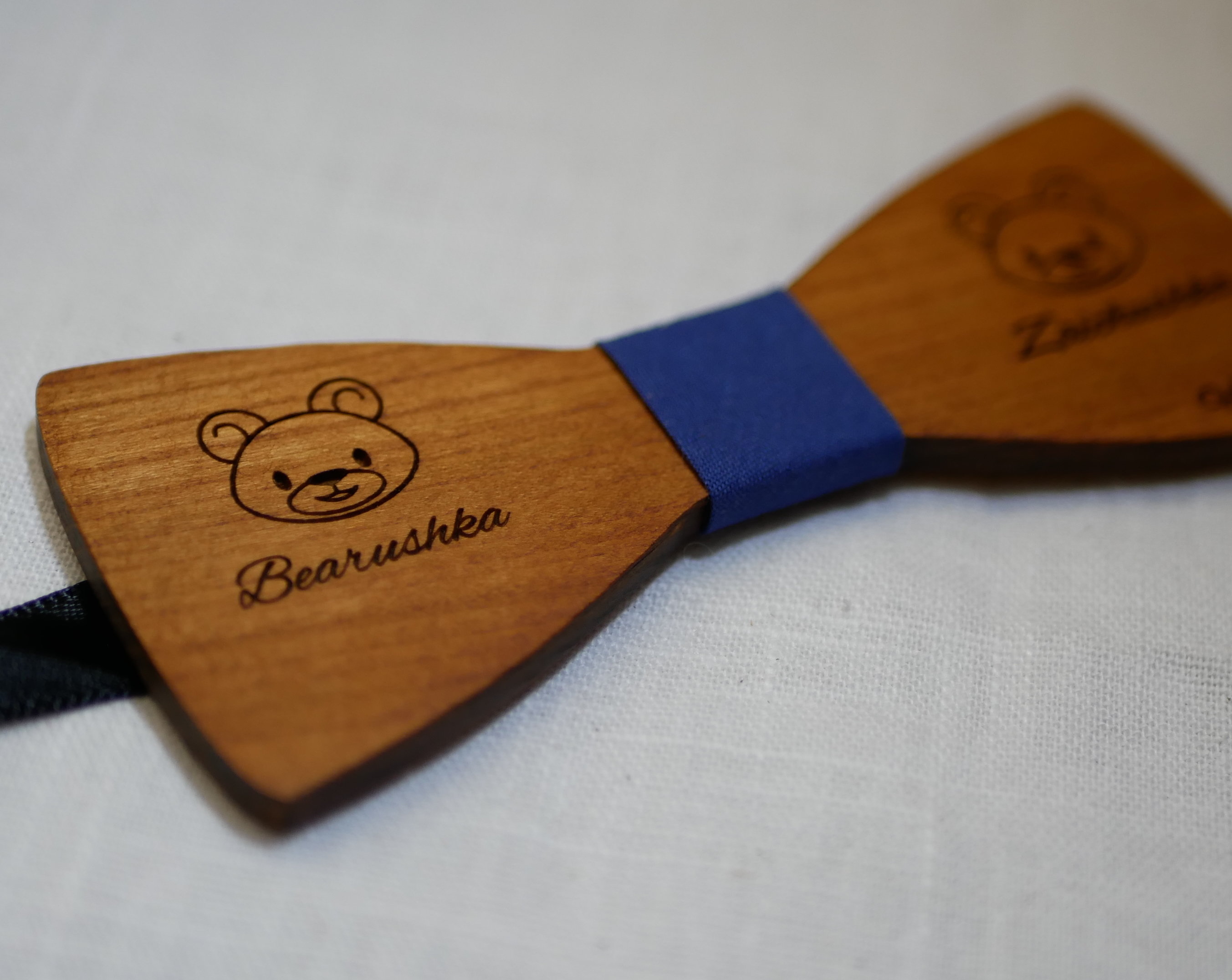 Bowtie i körsbärsträ med ingraverad design