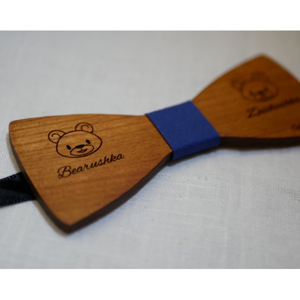 Bowtie i körsbärsträ med ingraverad design