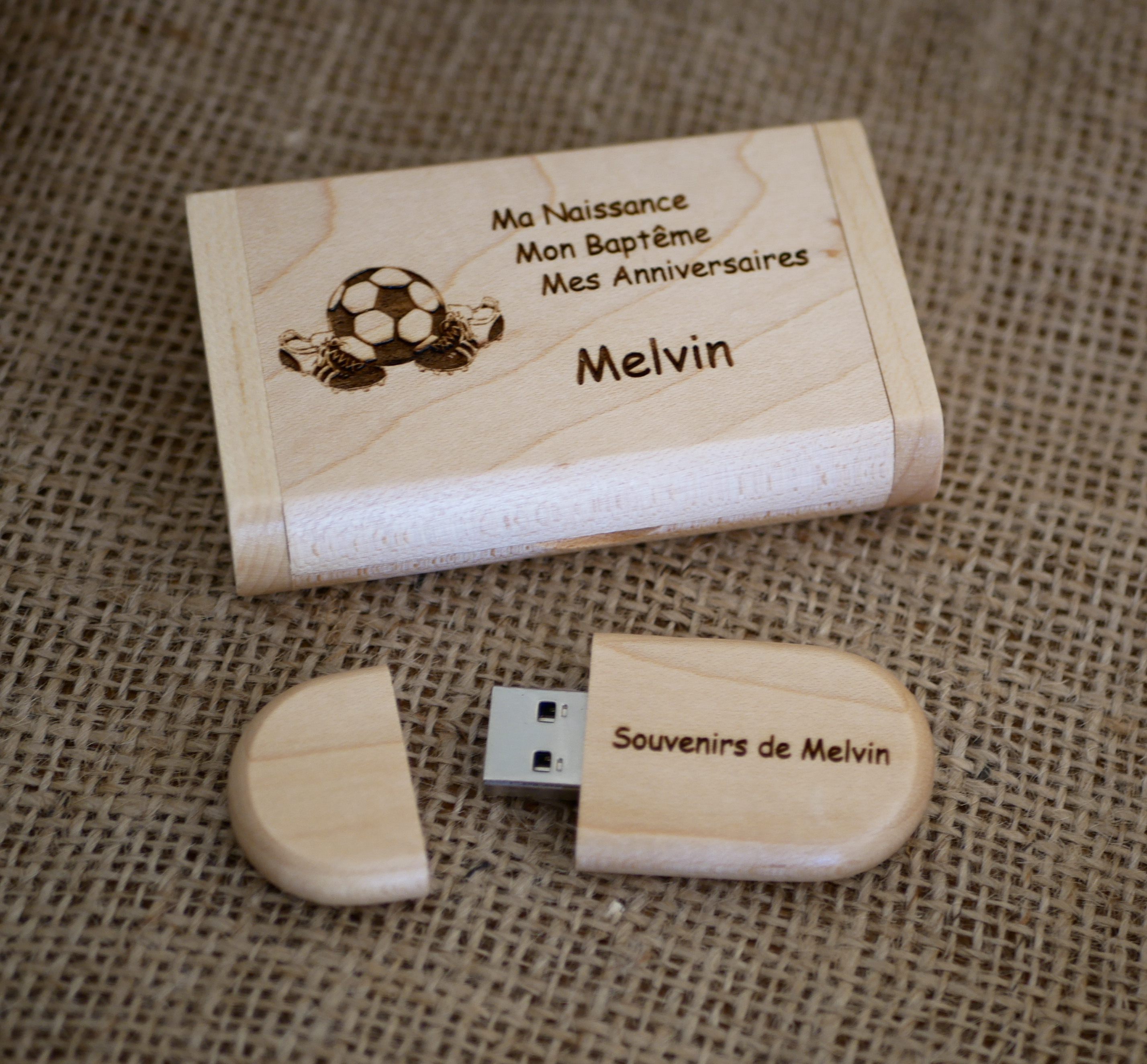Gravyr på ett USB-minne i lönn