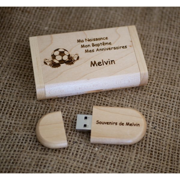 Gravyr på ett USB-minne i lönn