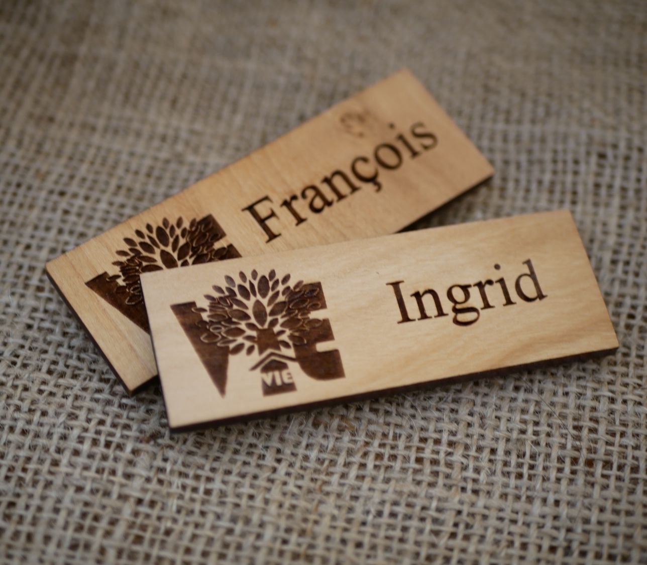 Träbricka med företagets logotyp och namn