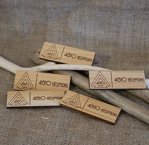 Tr&auml;bricka med f&ouml;retagets logotyp och namn