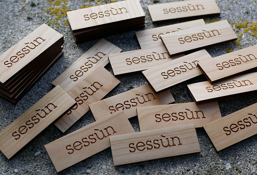 Tr&auml;bricka med f&ouml;retagets logotyp och namn