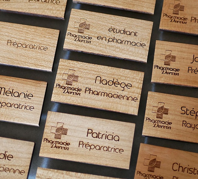 Tr&auml;bricka med f&ouml;retagets logotyp och namn