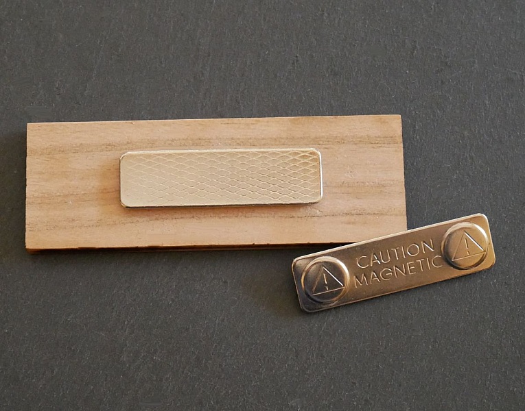 Tr&auml;bricka med f&ouml;retagets logotyp och namn