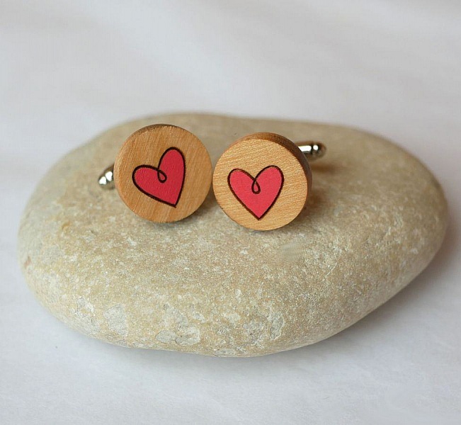 Manschettknappar i tr&auml; med m&aring;lade hj&auml;rtan