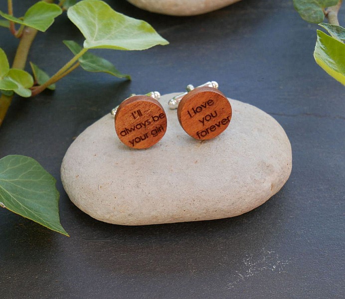 Manschettknappar i tr&auml; Cherry runda att gravera 18mm