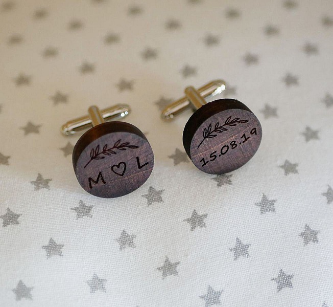 Manschettknappar i tr&auml; M&ouml;rk valn&ouml;t rund 18 mm f&ouml;r gravyr