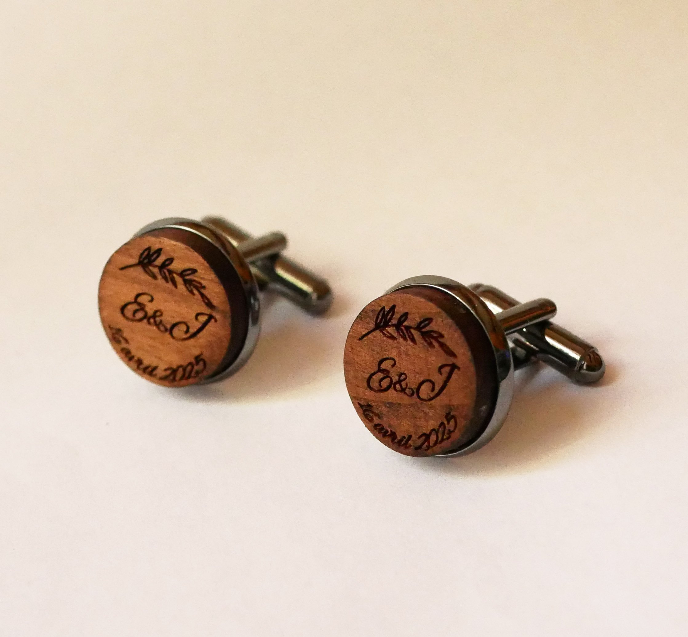 Manschettknappar av tr&auml; i m&ouml;rkt st&aring;l 16mm anpassningsbara