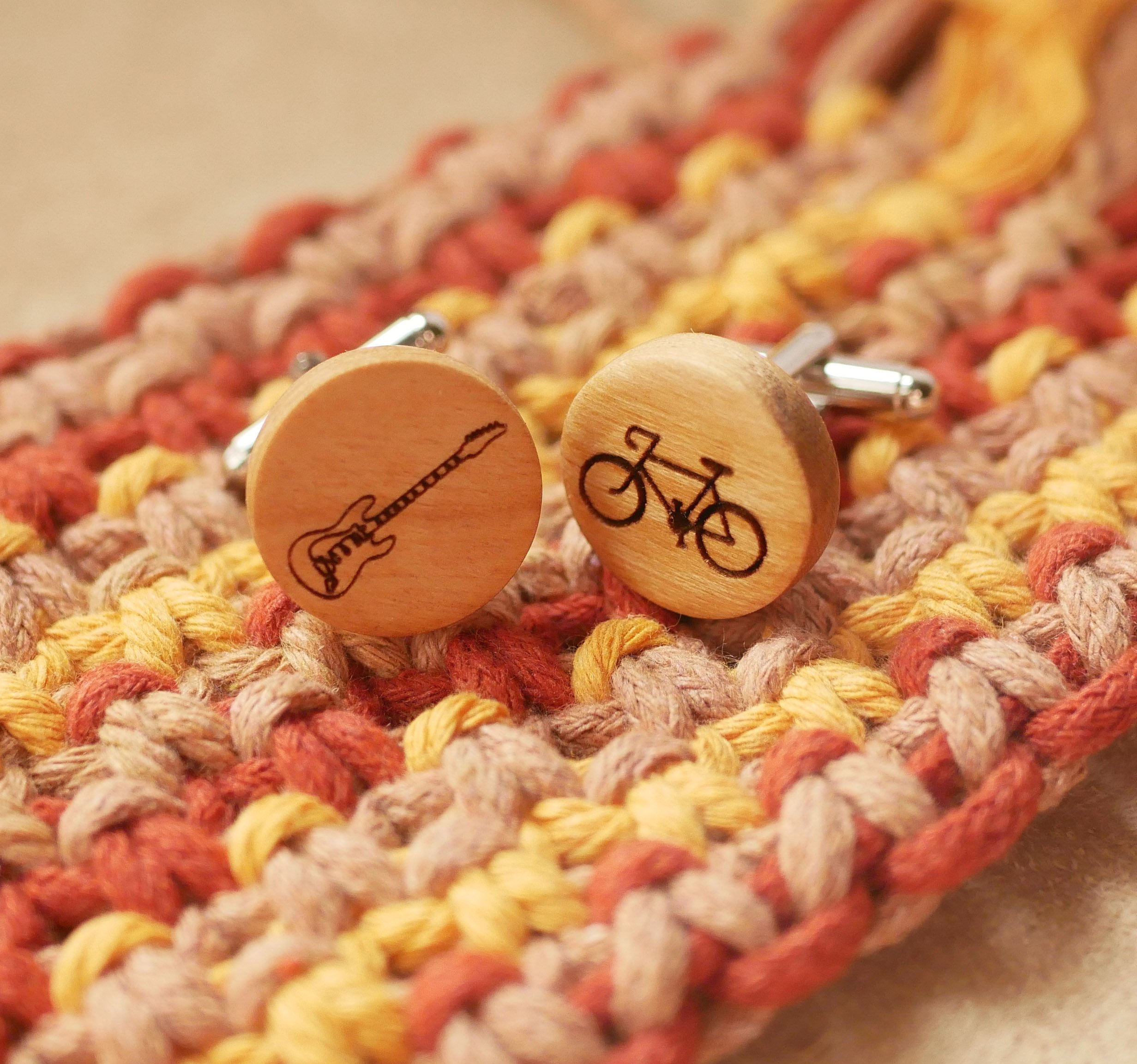 Manschettknappar i k&ouml;rsb&auml;rstr&auml; med din design ingraverad