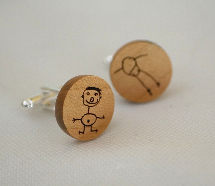 Manschettknappar i k&ouml;rsb&auml;rstr&auml; med din design ingraverad