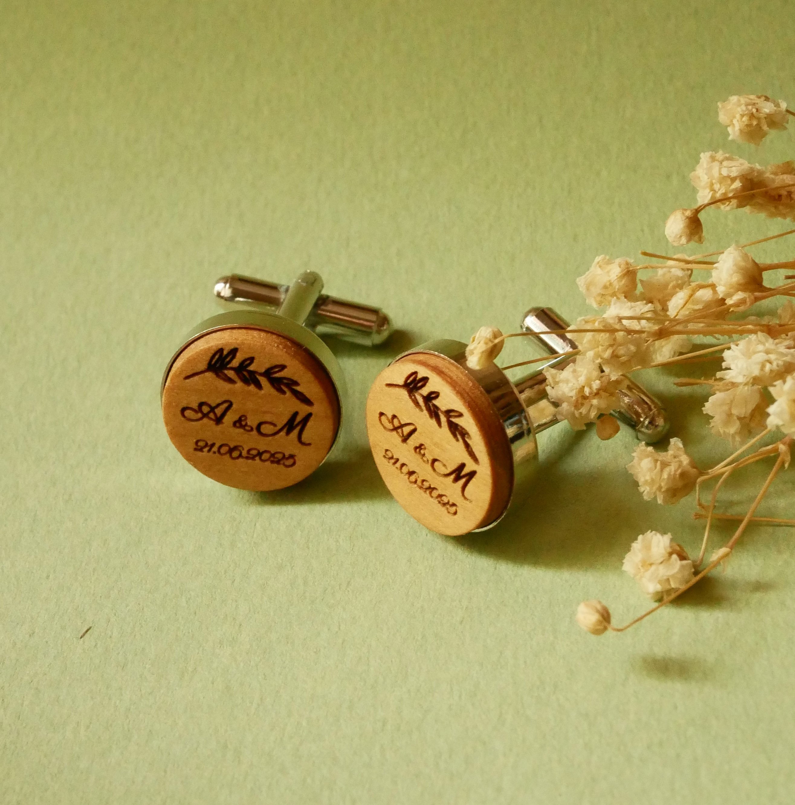 Manschettknappar i platinasilver 16 mm i graverat tr&auml; 