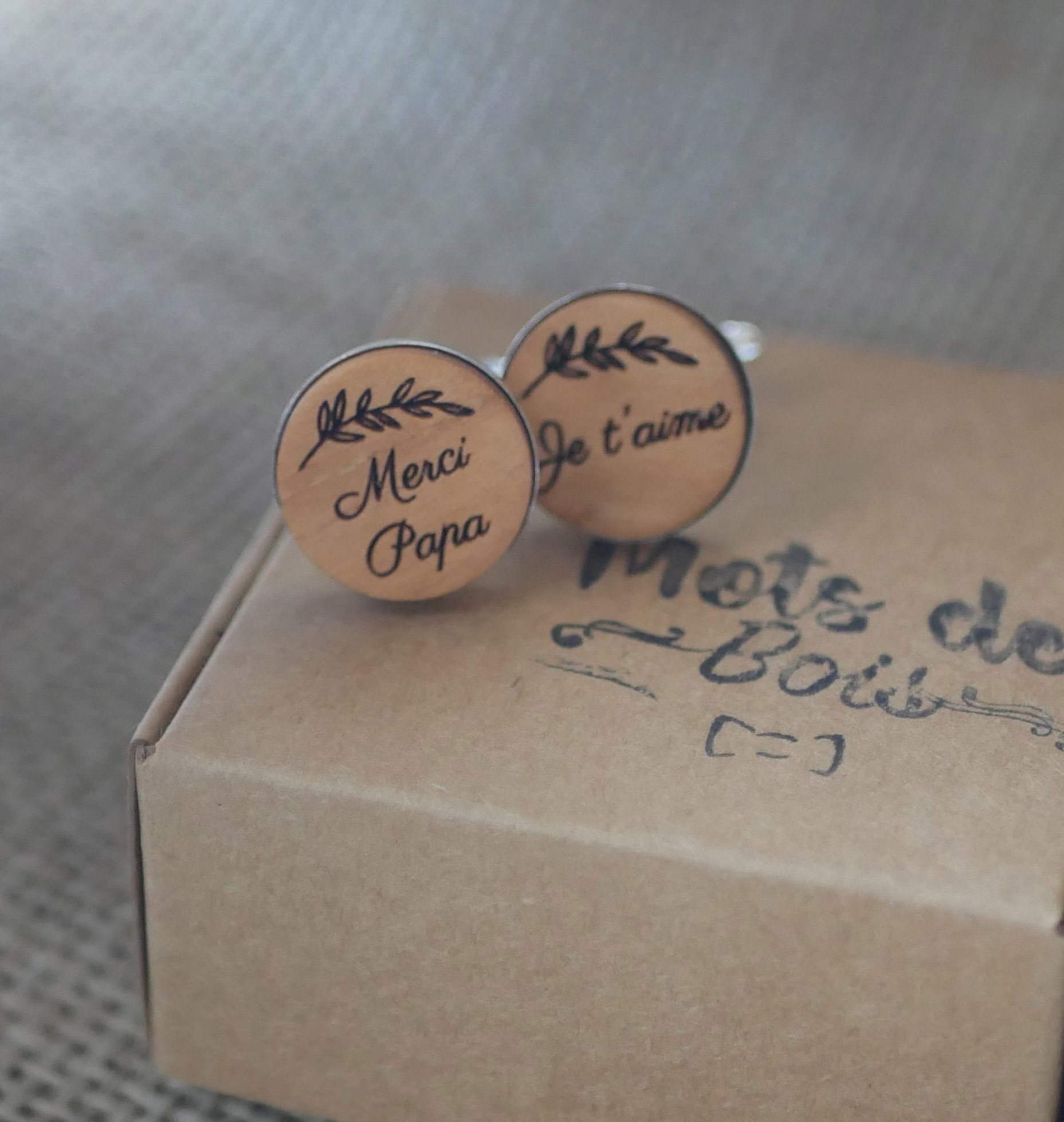 Manschettknappar i platinasilver 16 mm i graverat tr&auml; 