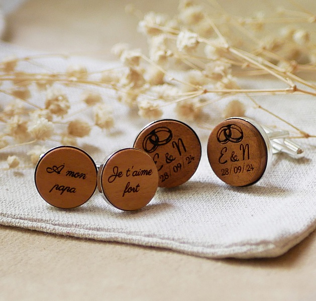 Manschettknappar i platinasilver 16 mm i graverat tr&auml; 