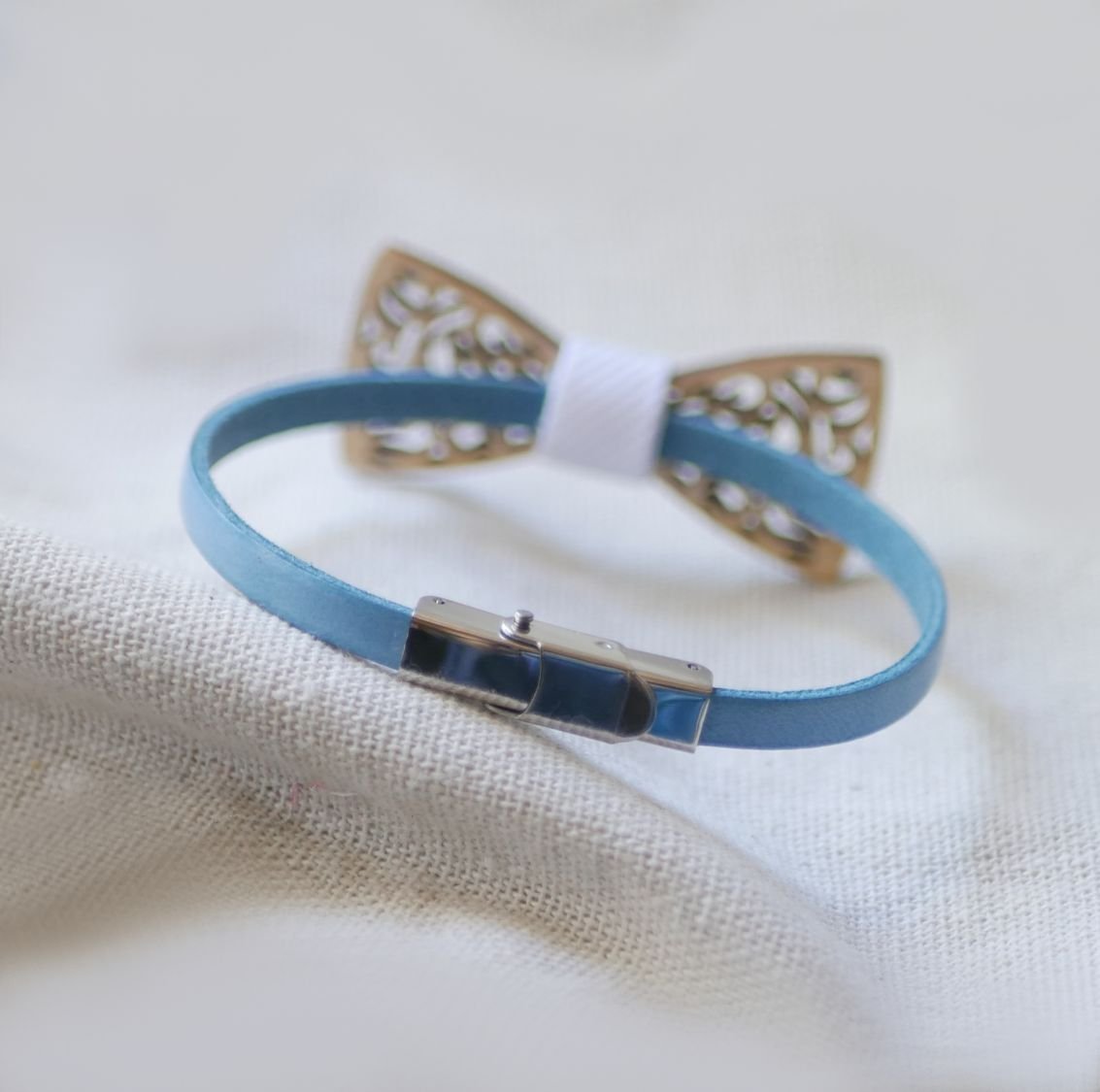 Läderarmband med miniatyr av en öppen träbåge, anpassningsbar