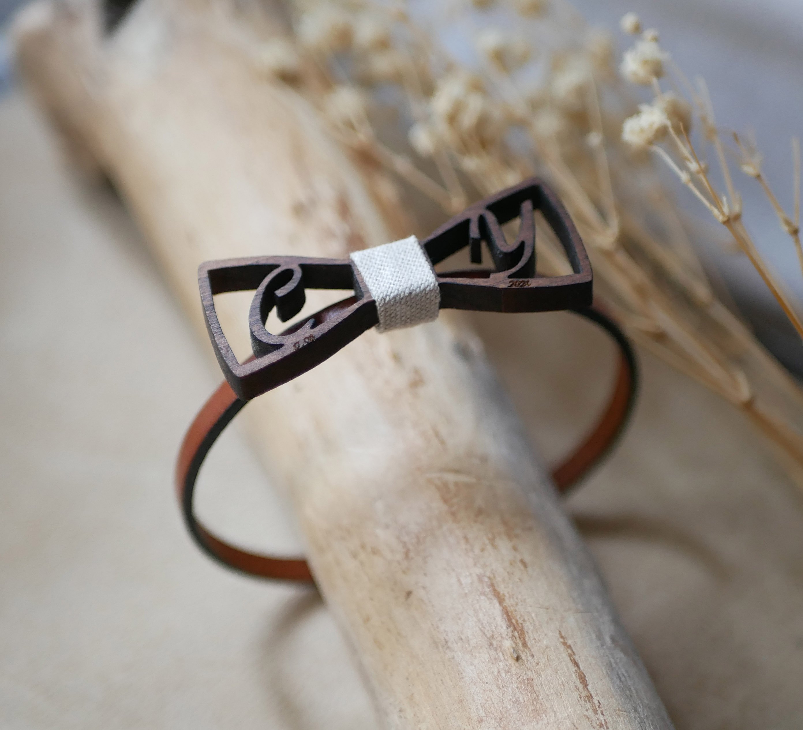 Läderarmband med miniatyrfluga i trä och genombrutna initialer