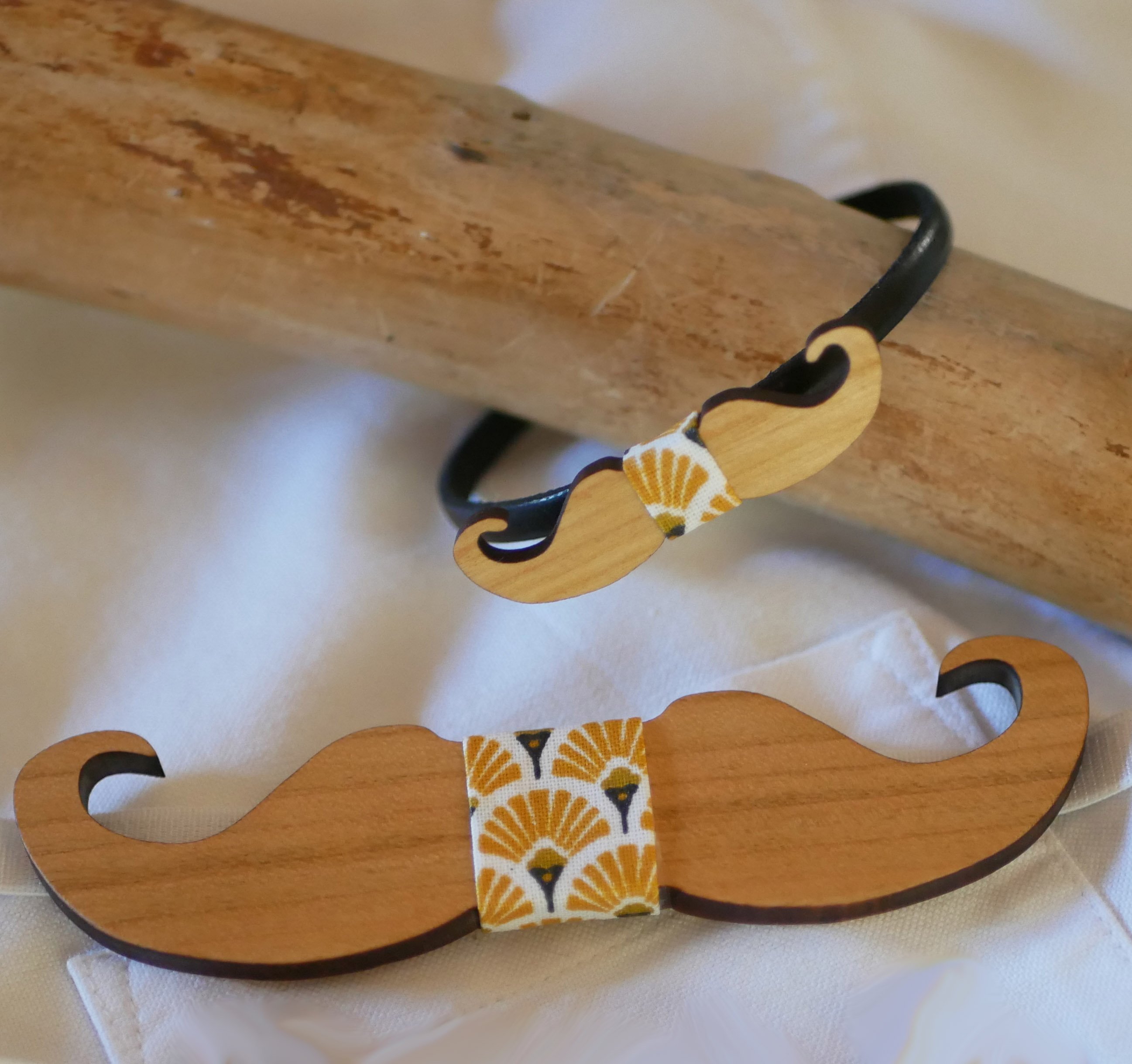 Läderarmband med miniatyrfluga Mustascher i trä med tryck