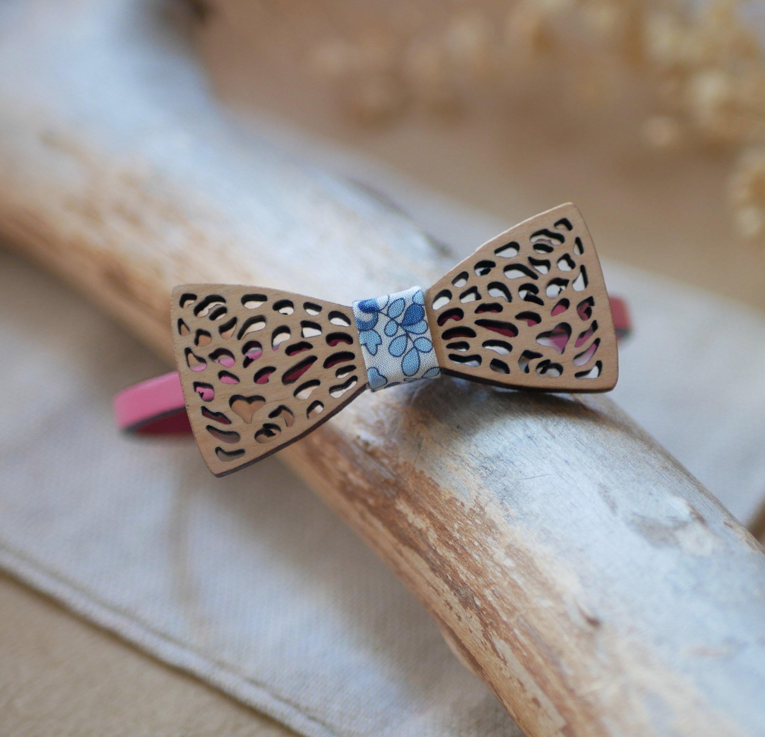 Läderarmband med miniatyr av en öppen träbåge, anpassningsbar