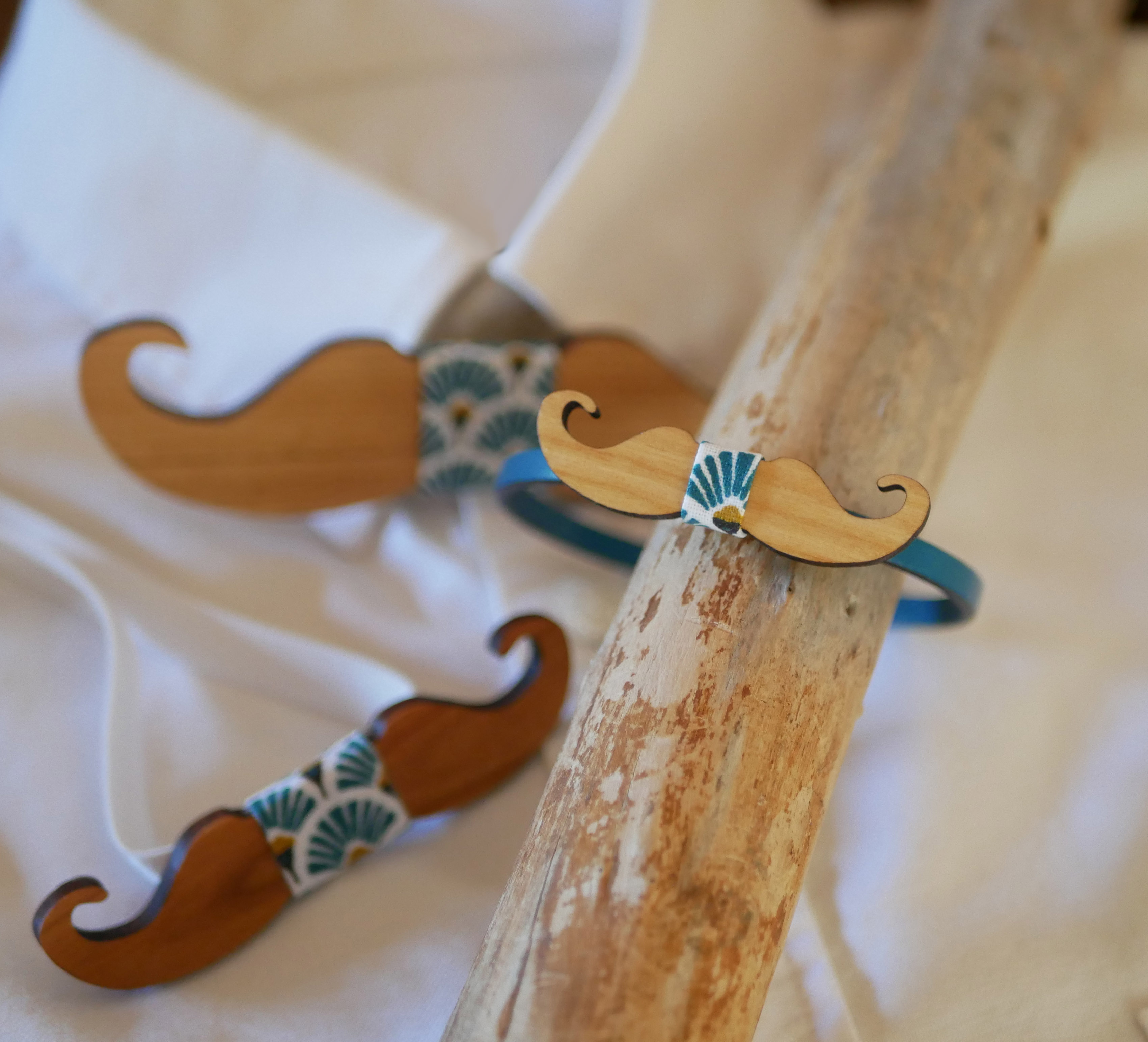 Läderarmband med miniatyrfluga Mustascher i trä med tryck