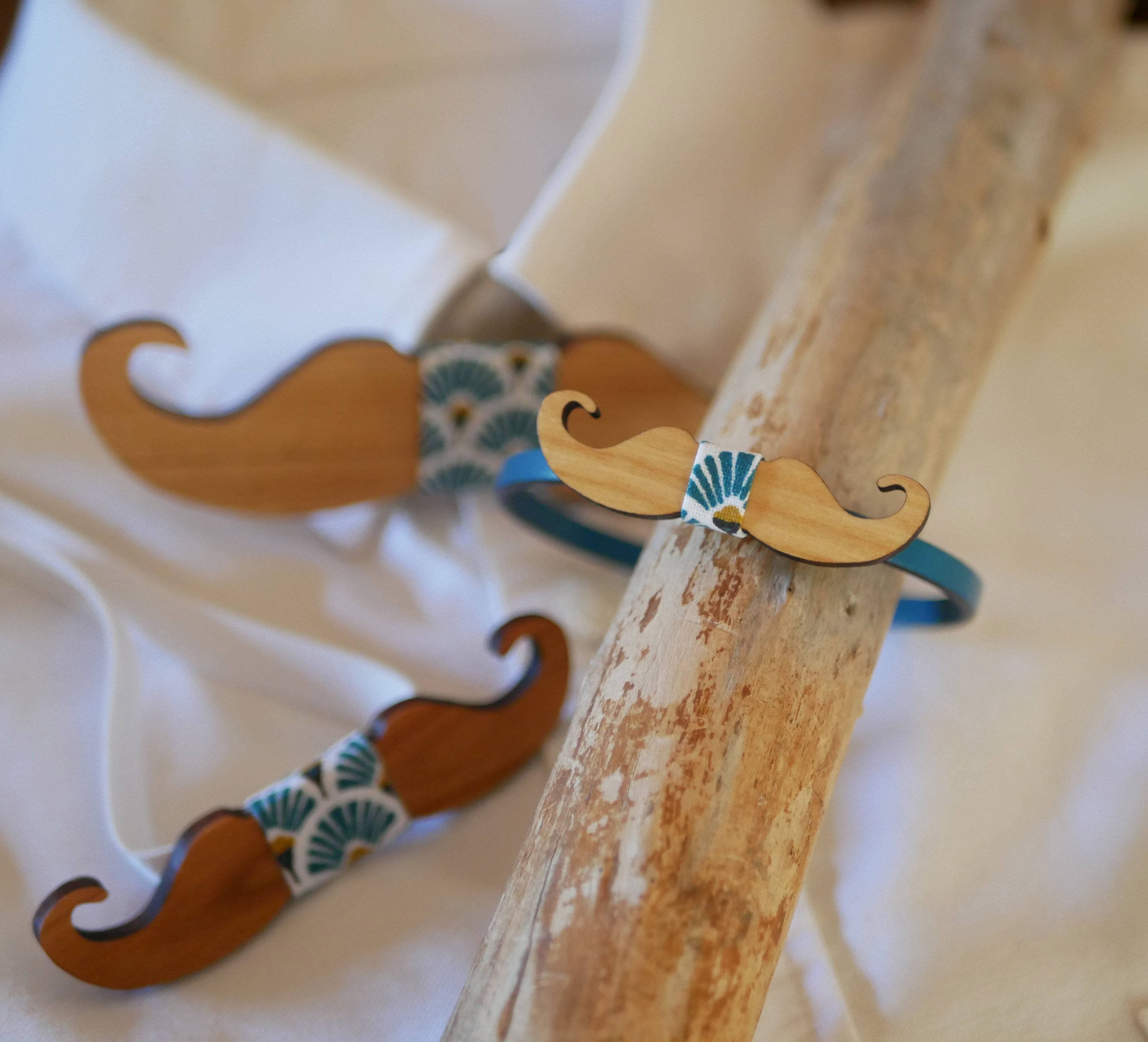 Läderarmband med miniatyrfluga Mustascher i trä med tryck