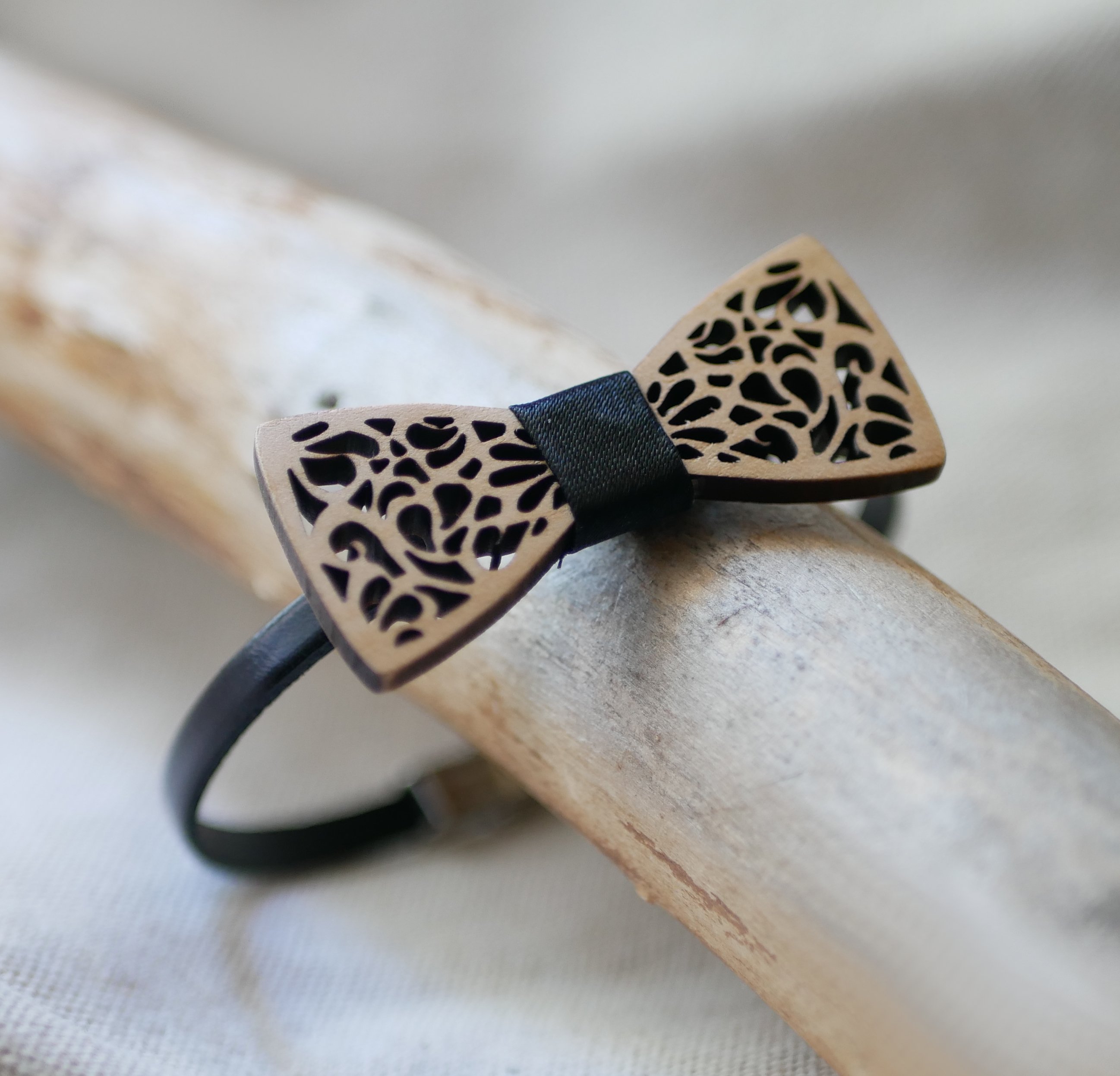 Läderarmband med miniatyr av en öppen träbåge, anpassningsbar