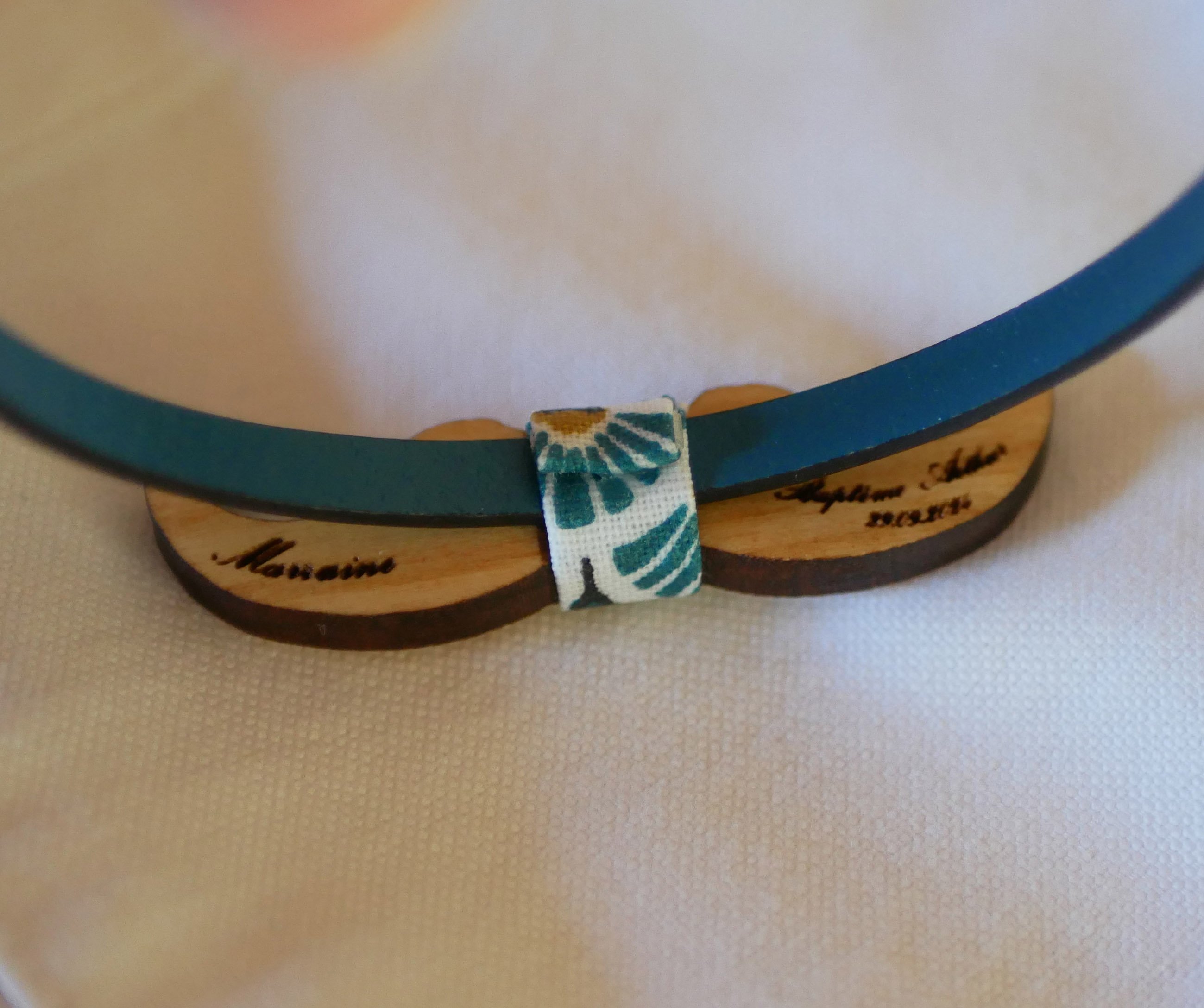 Läderarmband med miniatyrfluga Mustascher i trä med tryck