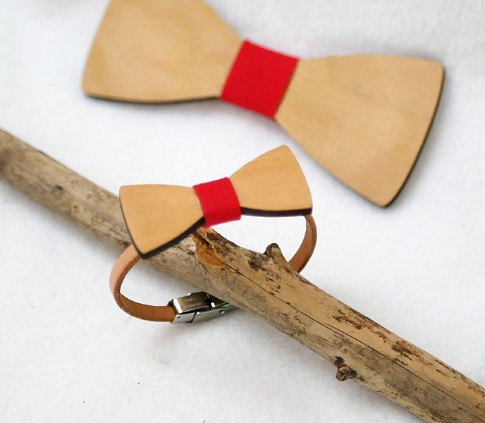 L&auml;derarmband med miniatyr av tr&auml;b&aring;ge, anpassningsbart