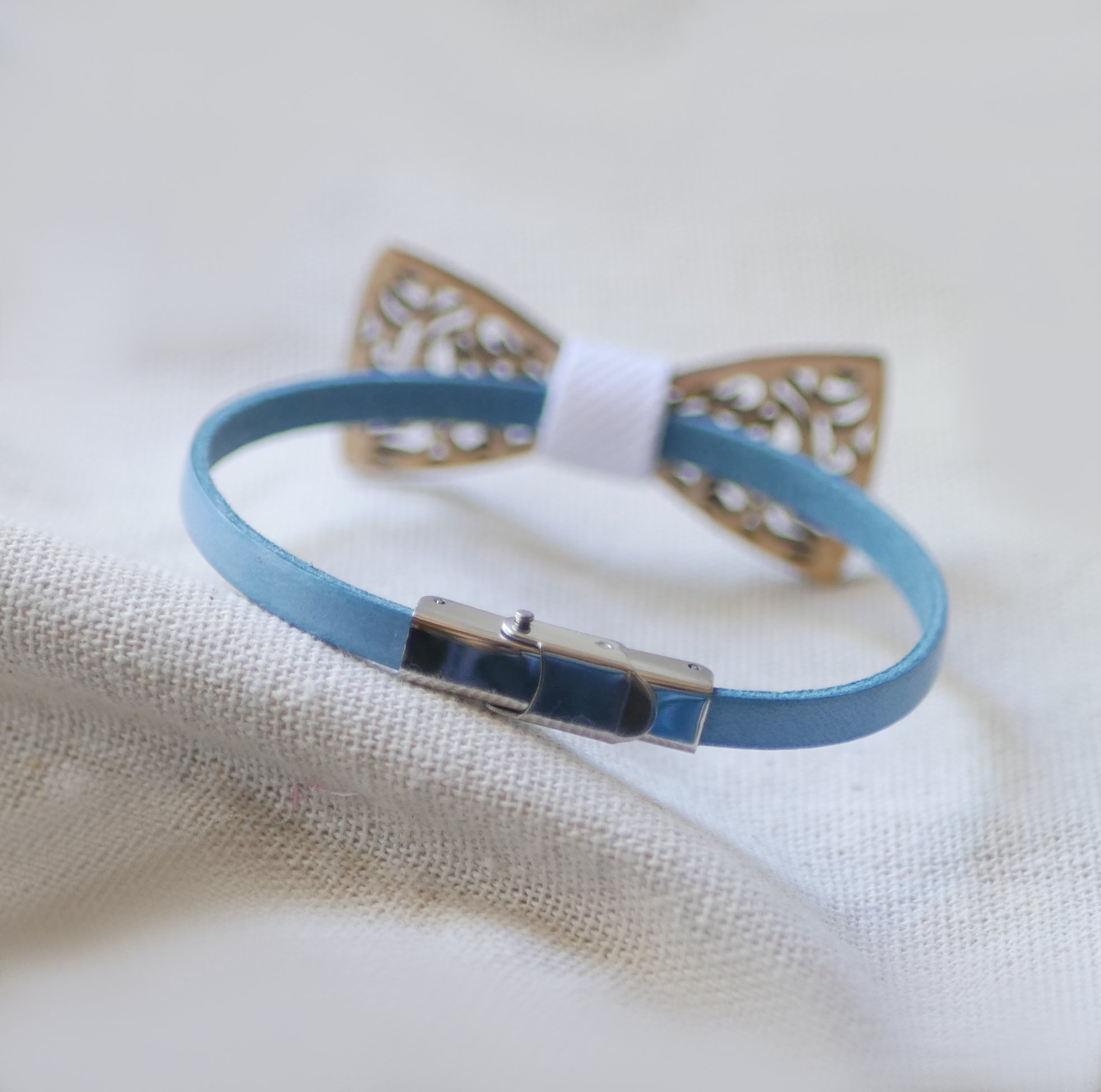 Läderarmband med miniatyrfluga i trä och genombrutna initialer