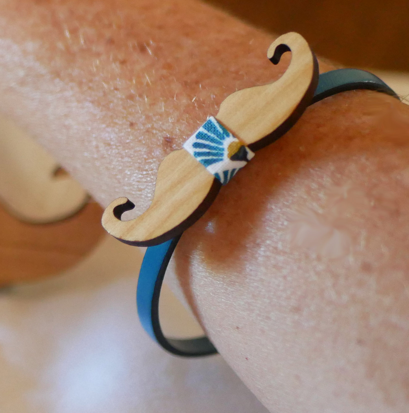 Läderarmband med miniatyrfluga Mustascher i trä med tryck