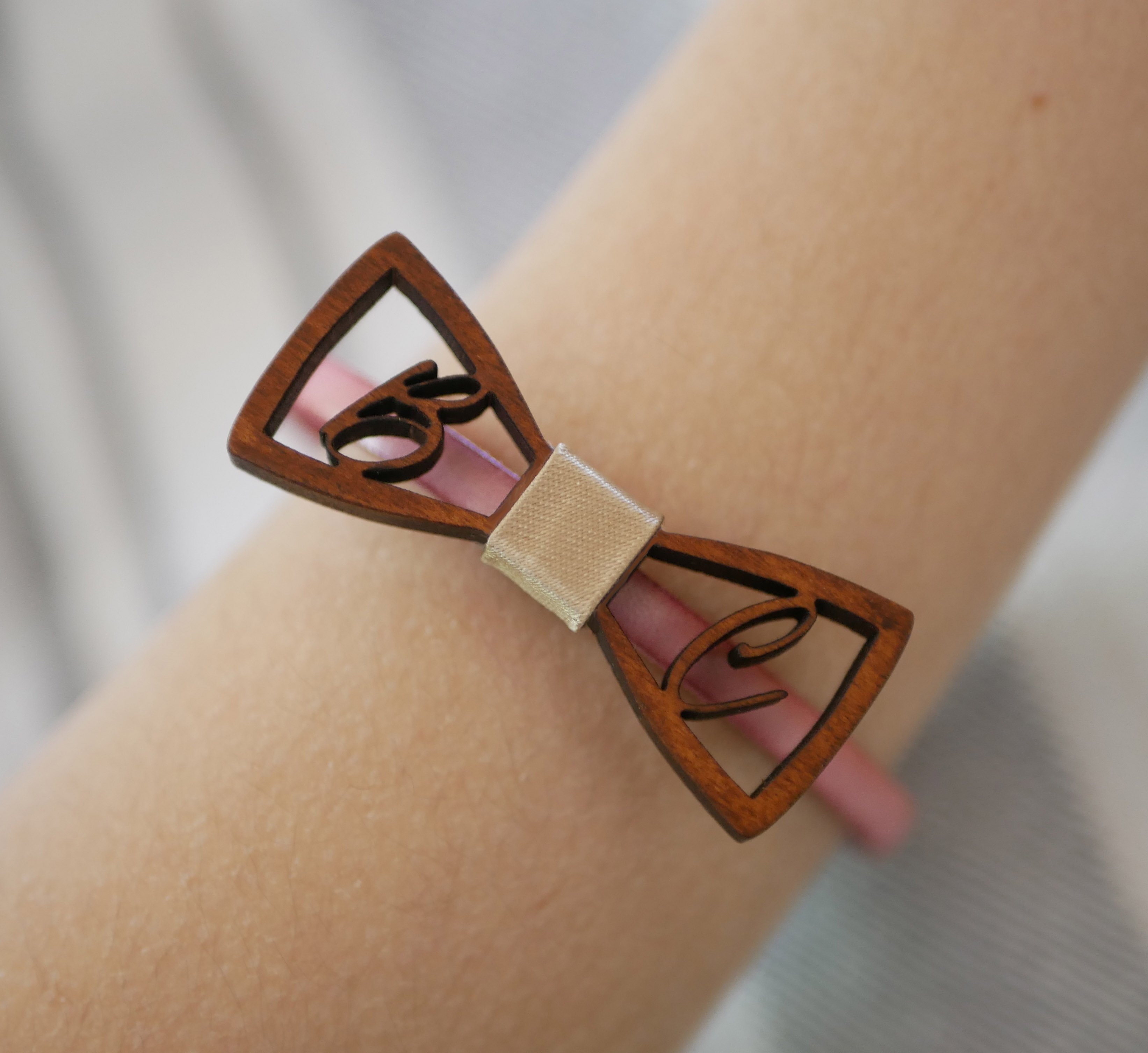 Läderarmband med miniatyrfluga i trä och genombrutna initialer