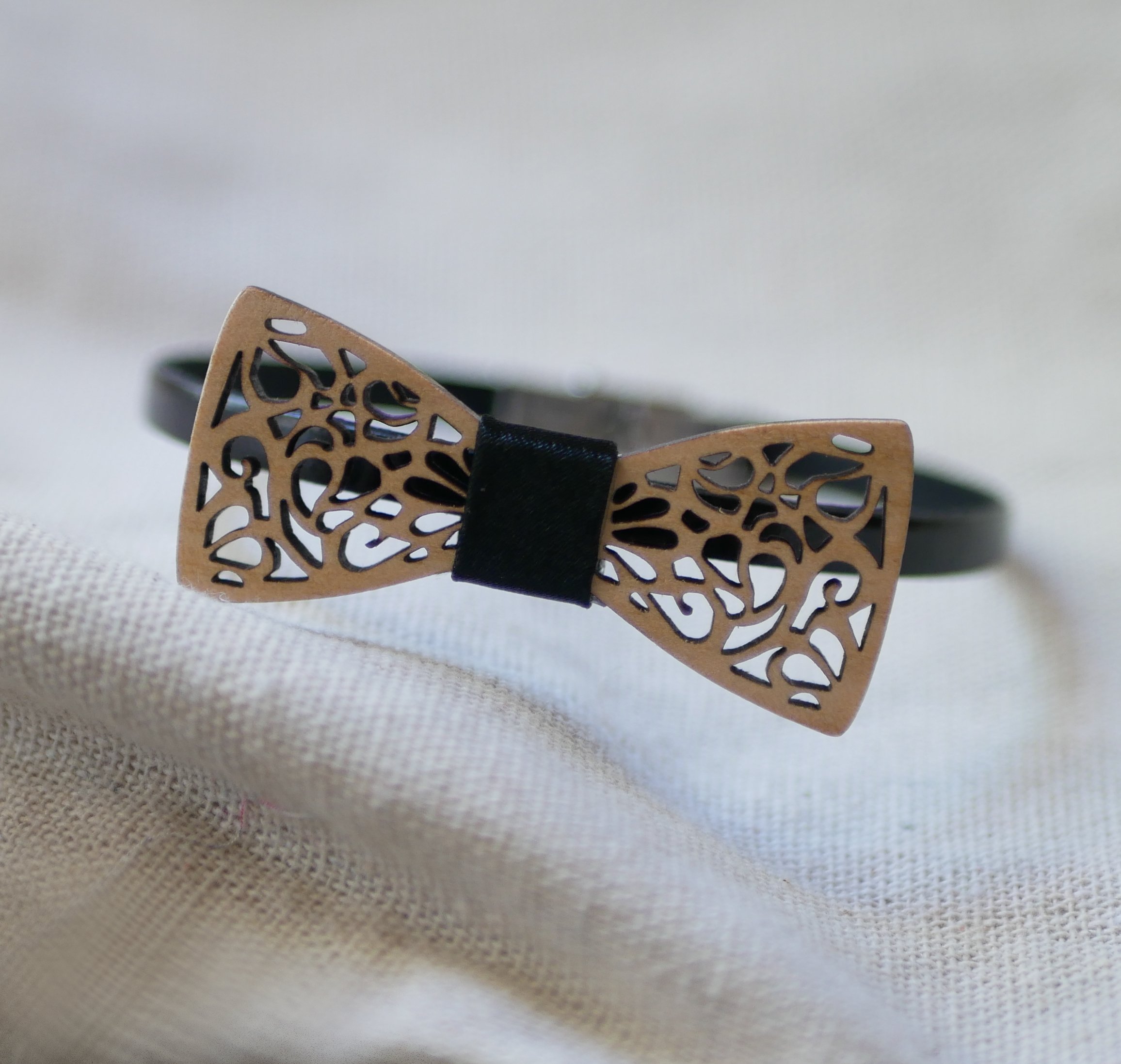 Läderarmband med miniatyr av en öppen träbåge, anpassningsbar