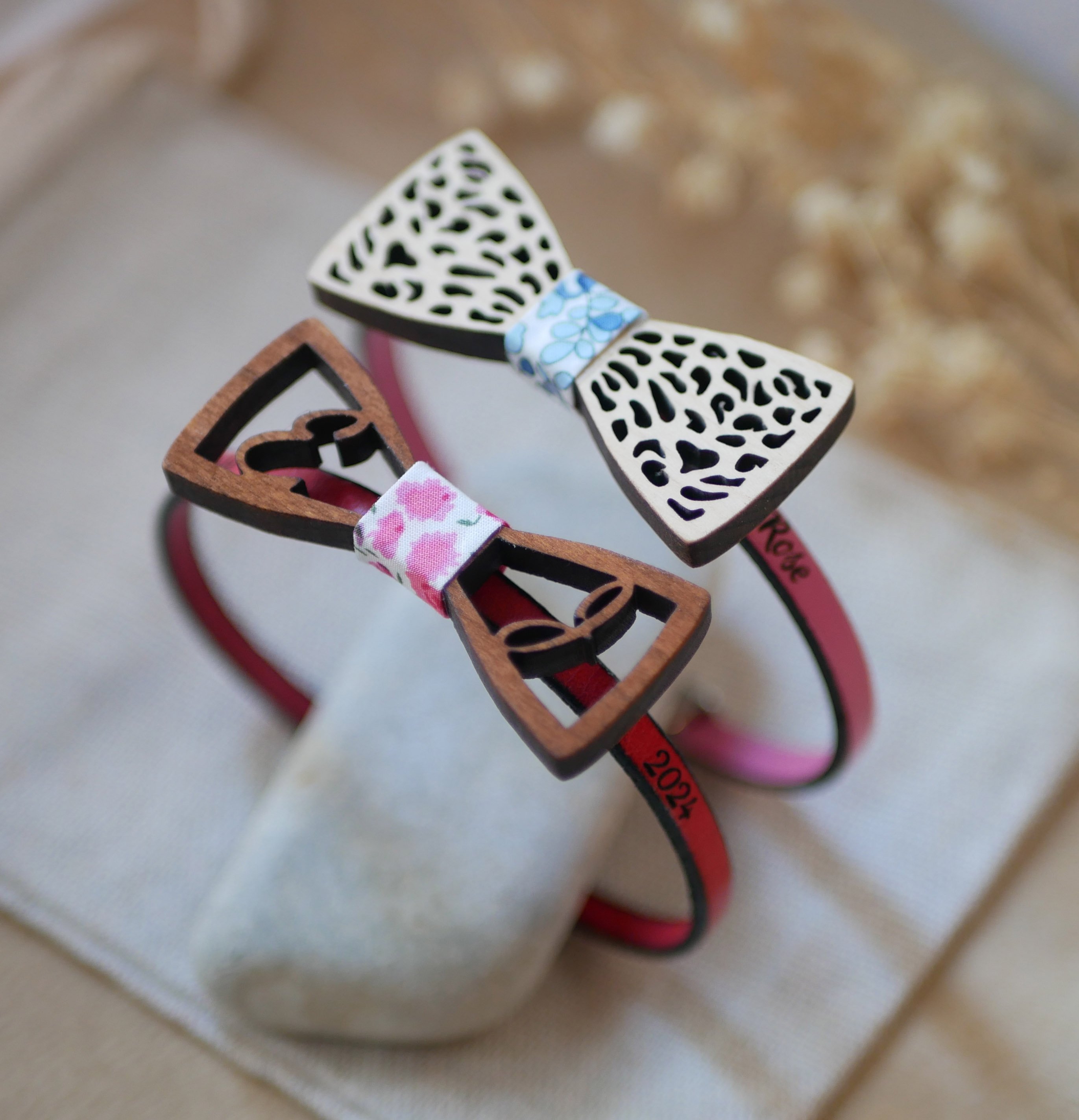 Läderarmband med miniatyr av en öppen träbåge, anpassningsbar