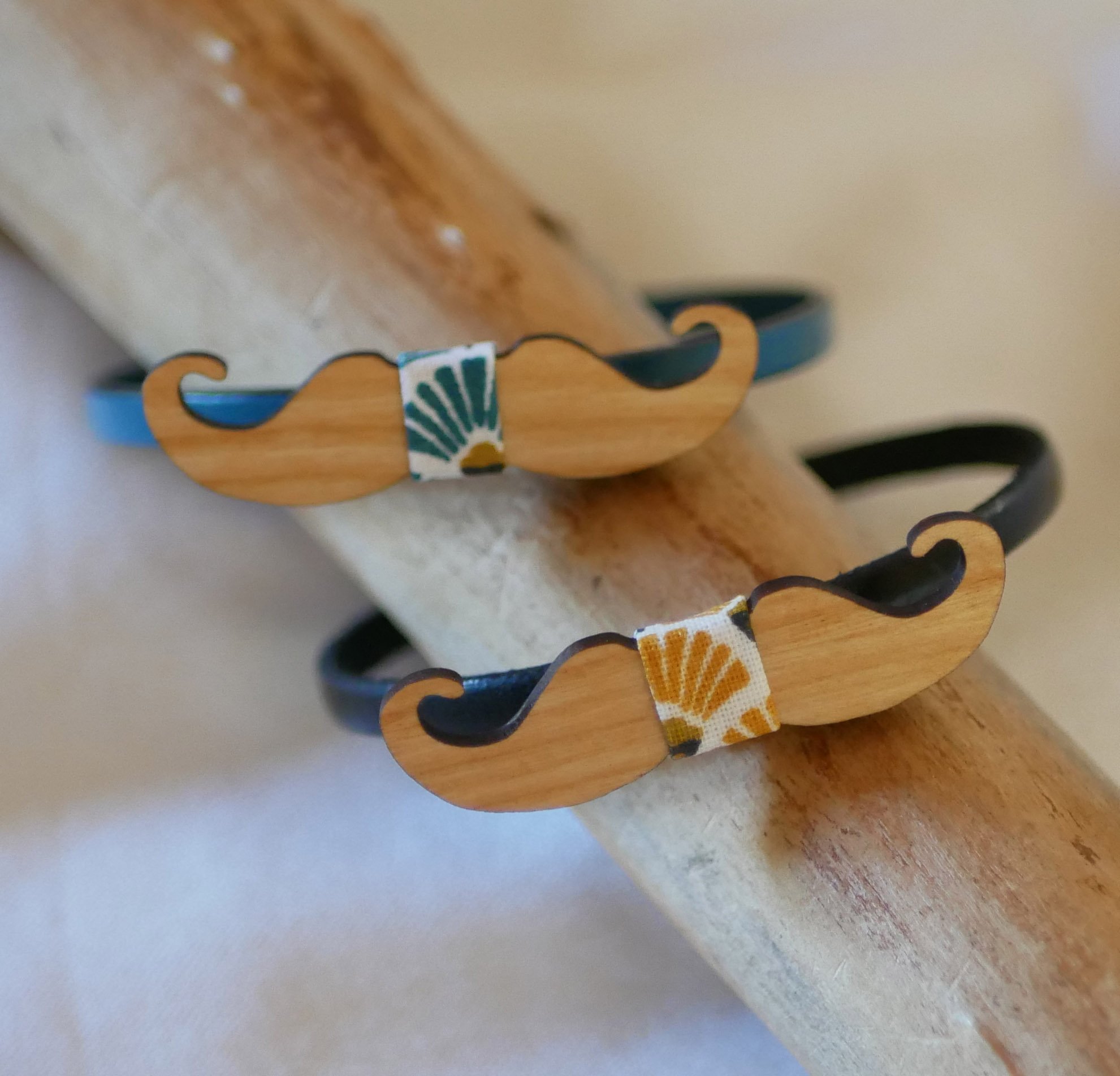 Läderarmband med miniatyrfluga Mustascher i trä med tryck