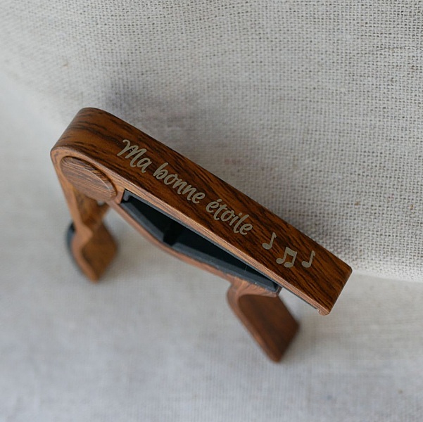 Gitarrkapo i aluminium med egen gravyr