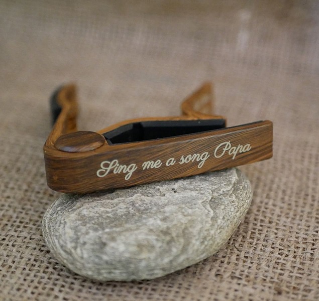 Gitarrkapo i aluminium med egen gravyr