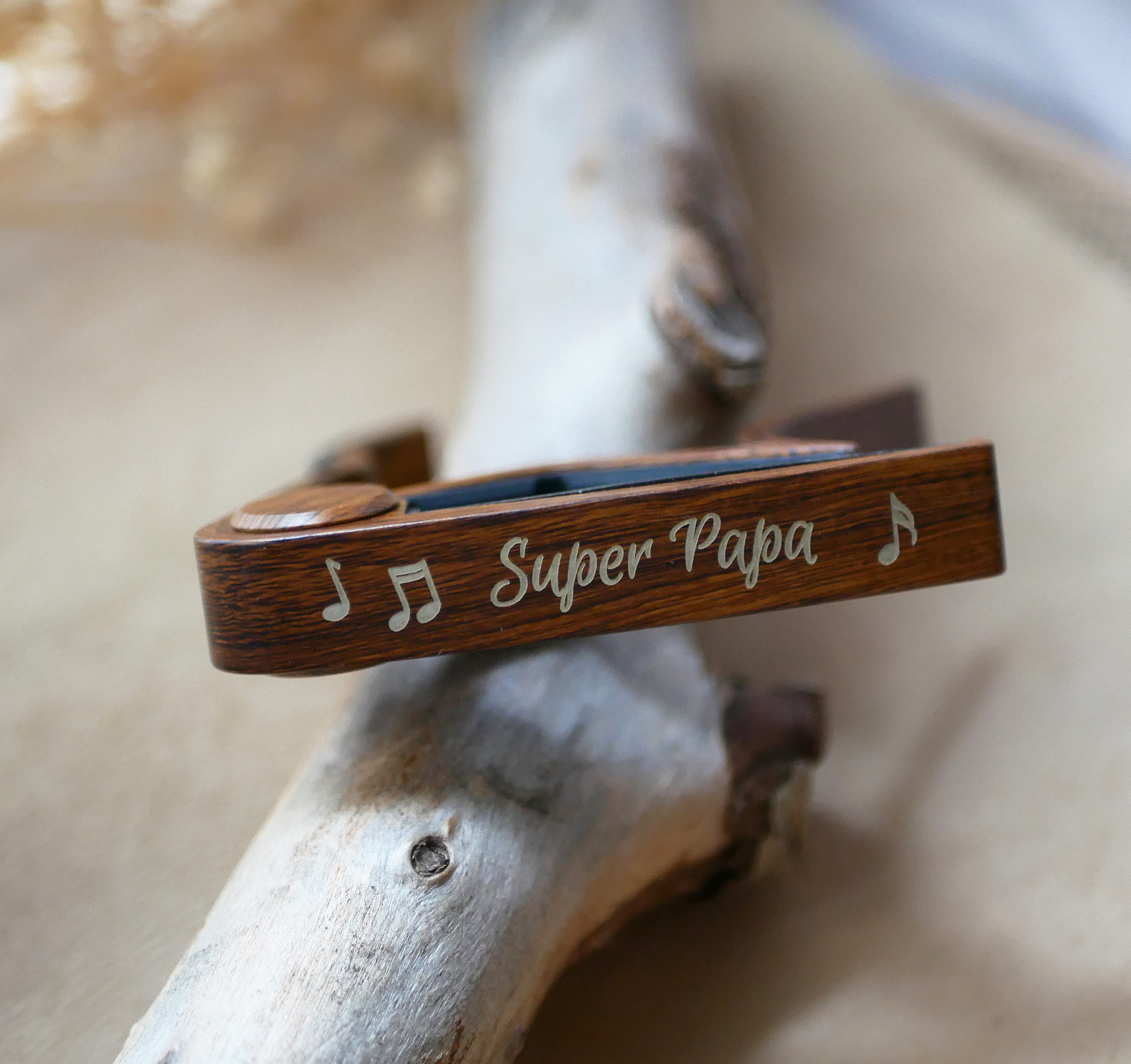 Gitarrkapo i aluminium med egen gravyr