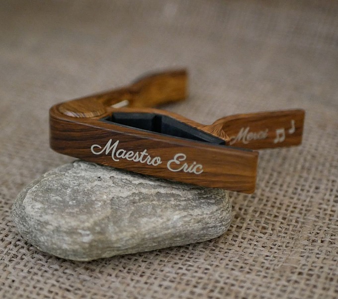 Gitarrkapo i aluminium med egen gravyr