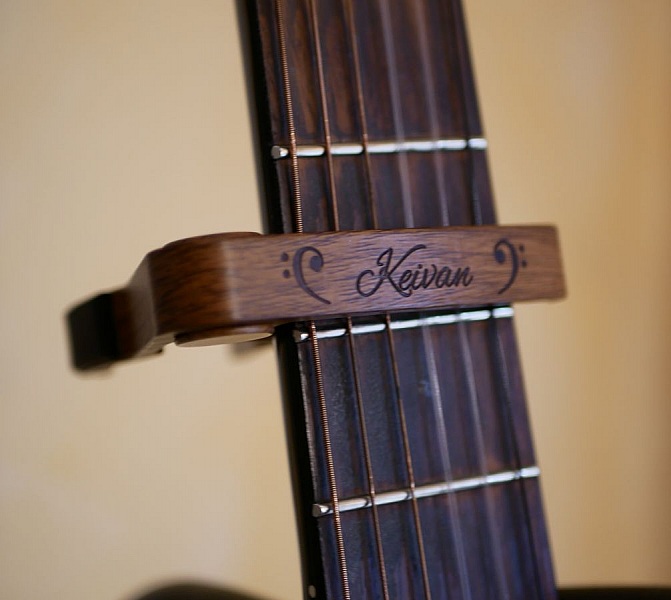 Graverat gitarrlock i aluminium f&ouml;r personlig anpassning