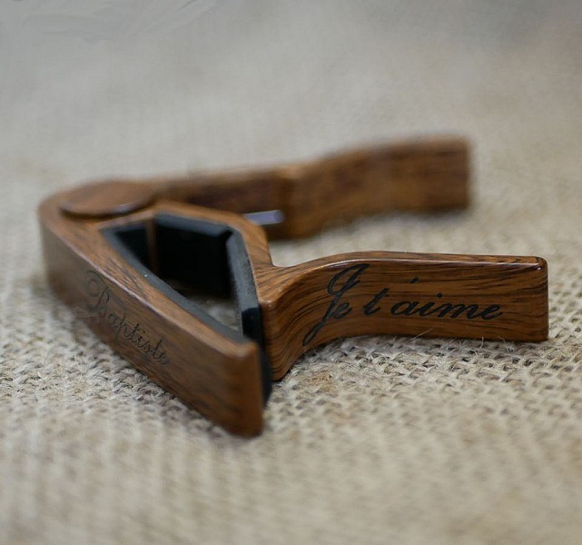 Graverat gitarrlock i aluminium f&ouml;r personlig anpassning