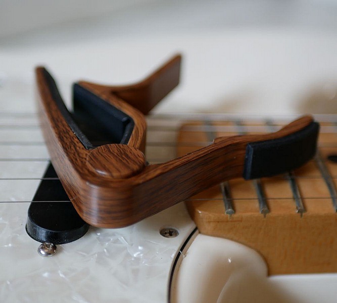 Graverat gitarrlock i aluminium f&ouml;r personlig anpassning