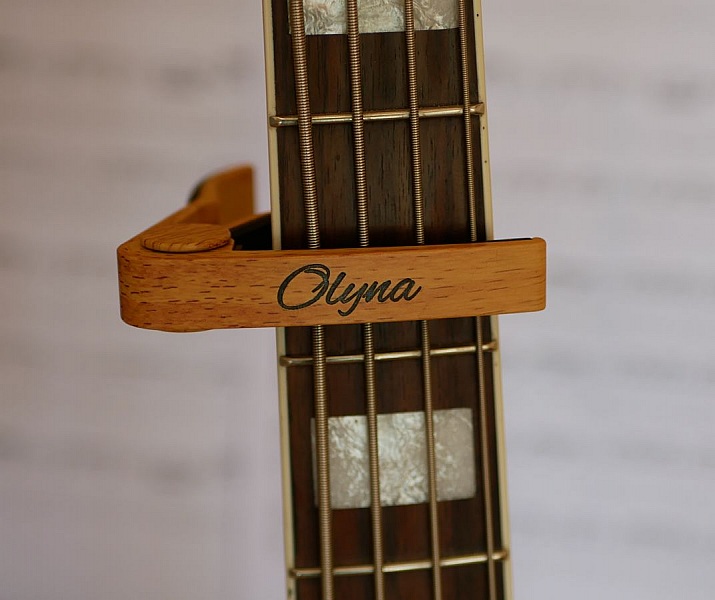 Capodastre personnalis&eacute; en aluminium clair grav&eacute; accessoire guitare 