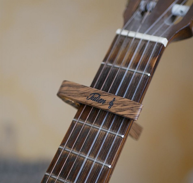 Capodastre personnalis&eacute; en aluminium couleur bois ray&eacute; grav&eacute; accessoire guitare 