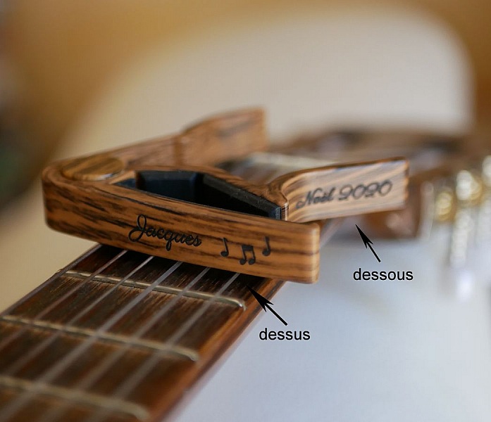 Capodastre personnalis&eacute; en aluminium couleur bois ray&eacute; grav&eacute; accessoire guitare 