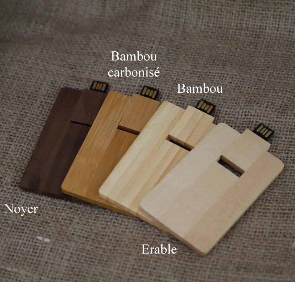 Kort i valnötsträ med 32 GB USB-nyckel som kan personaliseras genom gravering