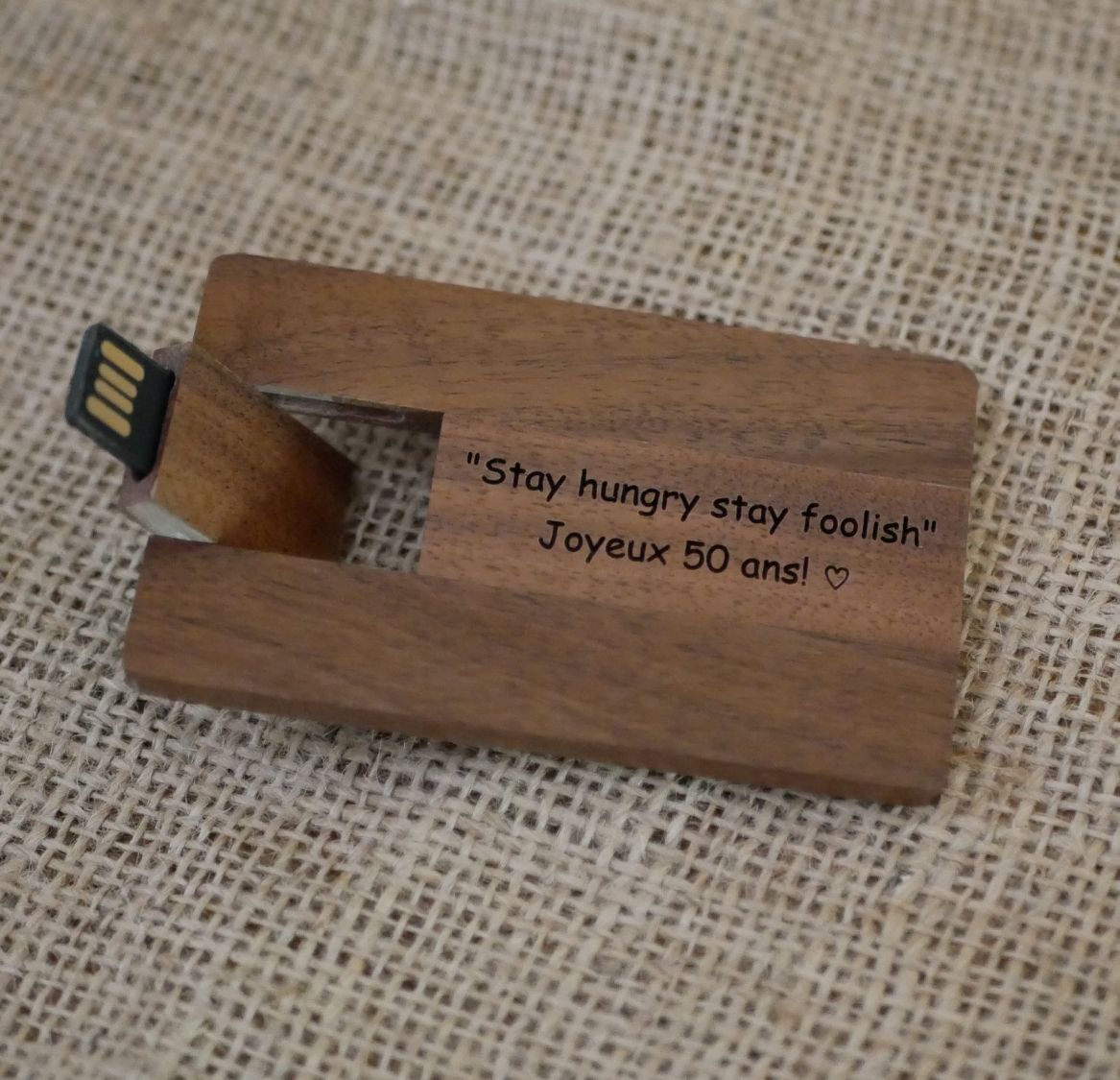 Kort i valnötsträ med 32 GB USB-nyckel som kan personaliseras genom gravering