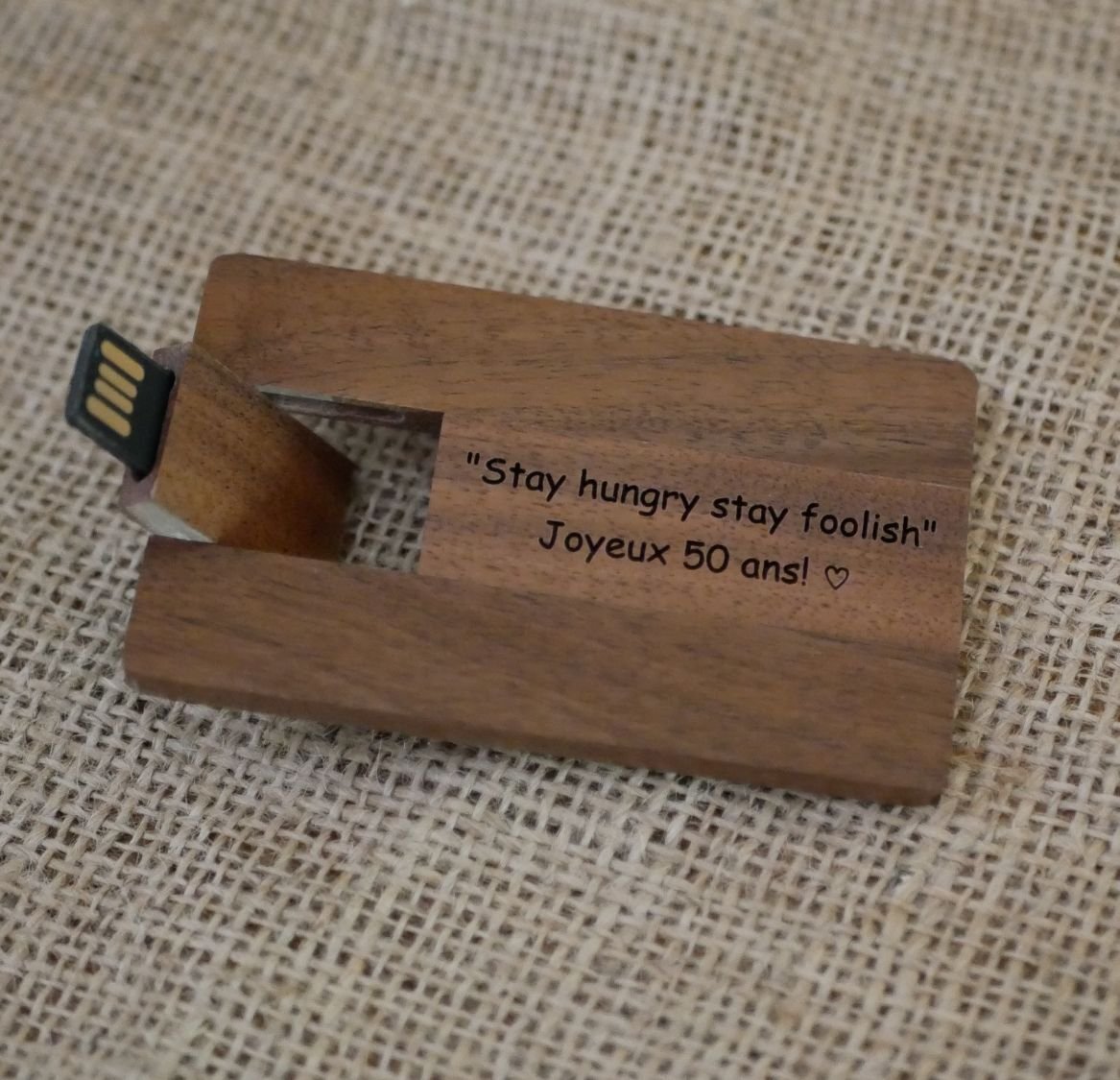 Kort i valnötsträ med 32 GB USB-nyckel som kan personaliseras genom gravering