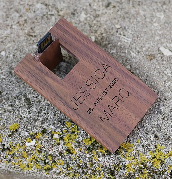 Kort i valn&ouml;tstr&auml; med 32 GB USB-nyckel som kan personaliseras genom gravering