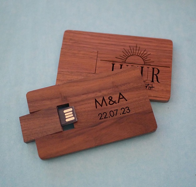 Kort i valn&ouml;tstr&auml; med 32 GB USB-nyckel som kan personaliseras genom gravering