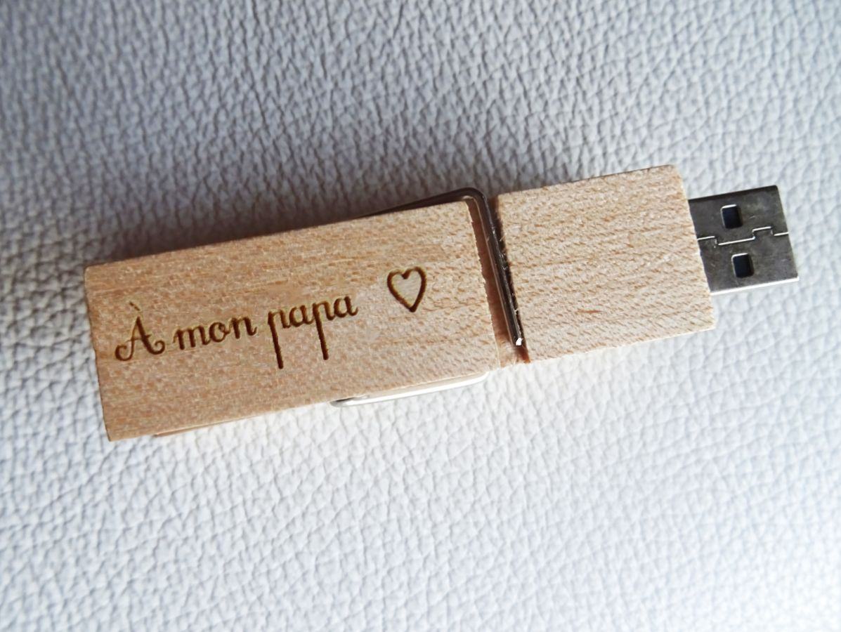 En graverad USB-nyckel i trä som du kan göra personlig