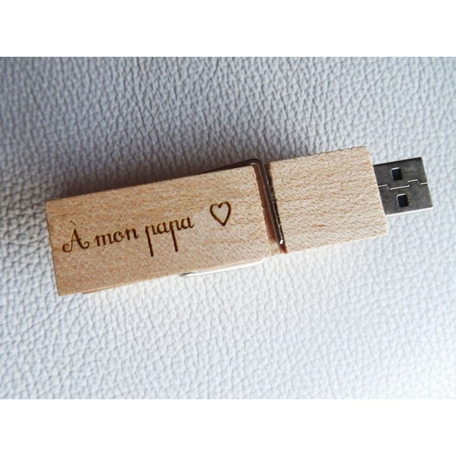 En graverad USB-nyckel i trä som du kan göra personlig